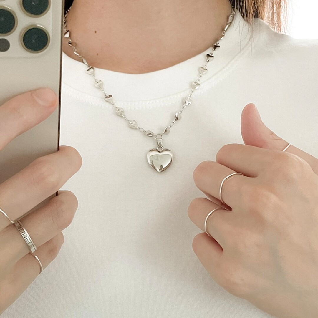 ファッション雑貨・小物その他 +DEINET+ VOLUME HEART NECKLACE IN SILVER KDCYM4XB311 Bold Silver Heart Pendant Necklace - Puffy Silver Heart