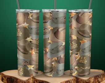 Puede incluir: Tres vasos de acero inoxidable con un patrón de estrellas doradas y sombreros marrones y grises. Los sombreros tienen el texto "U.S. Border Patrol" en ellos.
