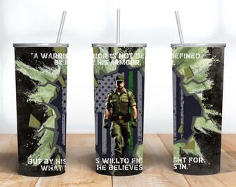 Puede incluir: Un vaso de acero inoxidable con pajita, con un diseño de una persona uniformada frente a una bandera estadounidense. El vaso tiene texto que dice: "Un guerrero no se define por su armadura, sino por su voluntad de luchar por lo que cree."
