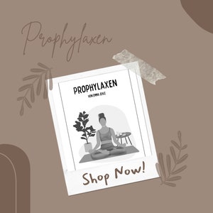 Könnte beinhalten: Ein Schwarzweißbild einer Frau, die in einer Yoga-Pose sitzt. Das Bild befindet sich in einem weißen Rahmen mit dem Text "PROPHYLAXEN VON EMMA SEIPLE" und "Shop Now!" unten.