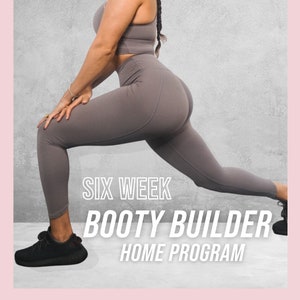 Op de afbeelding: Een vrouw in grijze leggings en een bijpassende sportbeha doet een lunge-oefening. De tekst "SIX WEEK BOOTY BUILDER HOME PROGRAM" wordt weergegeven op de afbeelding.