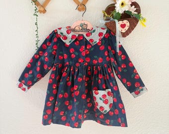 Sukienka Polly Flinders Apple w stylu vintage, 24 miesiące | Sukienka dla malucha z rzadkim wzorem guzików