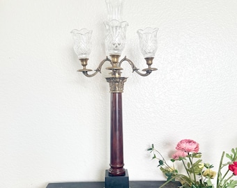 Candelabro francés antiguo de latón / Portavelas estilo Hollywood Regency Rococo / Centro de mesa pesado y ornamentado / Candelabro con detalles de cristal