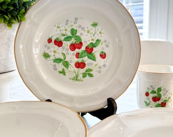 MAISON DE FAMILLE 緑色陶器プレート 苺の花模様3セット MAISON DE FAMILLE 緑色陶器プレート 苺の花模様3セット Tableware