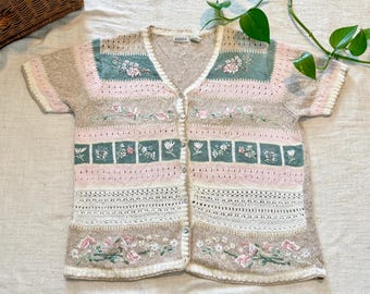 Cárdigan Vintage Classic Elements bordado a mano, color beige y rosa, con estampado floral estilo cottagecore, talla grande para mujer.