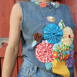 Top vaquero vintage con estampado de yo-yo, camiseta sin mangas con estampado floral de patchwork hecha a mano, top sin mangas reciclado, arte para vestir estilo cottagecore, pieza única.