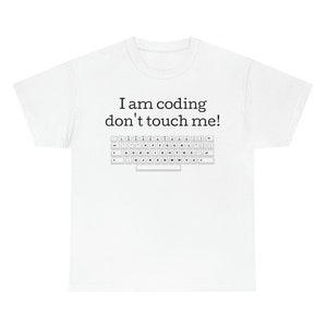 Pode incluir: Camiseta branca com o texto "I am coding don't touch me!" e uma ilustração em preto e branco de um teclado de computador.