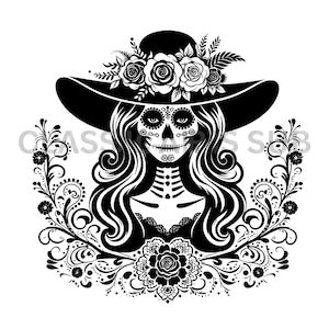 Puede incluir: Ilustraci&oacute;n en blanco y negro de una mujer con rostro de calavera de az&uacute;car, que lleva un sombrero de ala ancha adornado con rosas y follaje. El dise&ntilde;o presenta cabello largo y ondulado y un borde floral decorativo, ideal para el D&iacute;a de Muertos.
