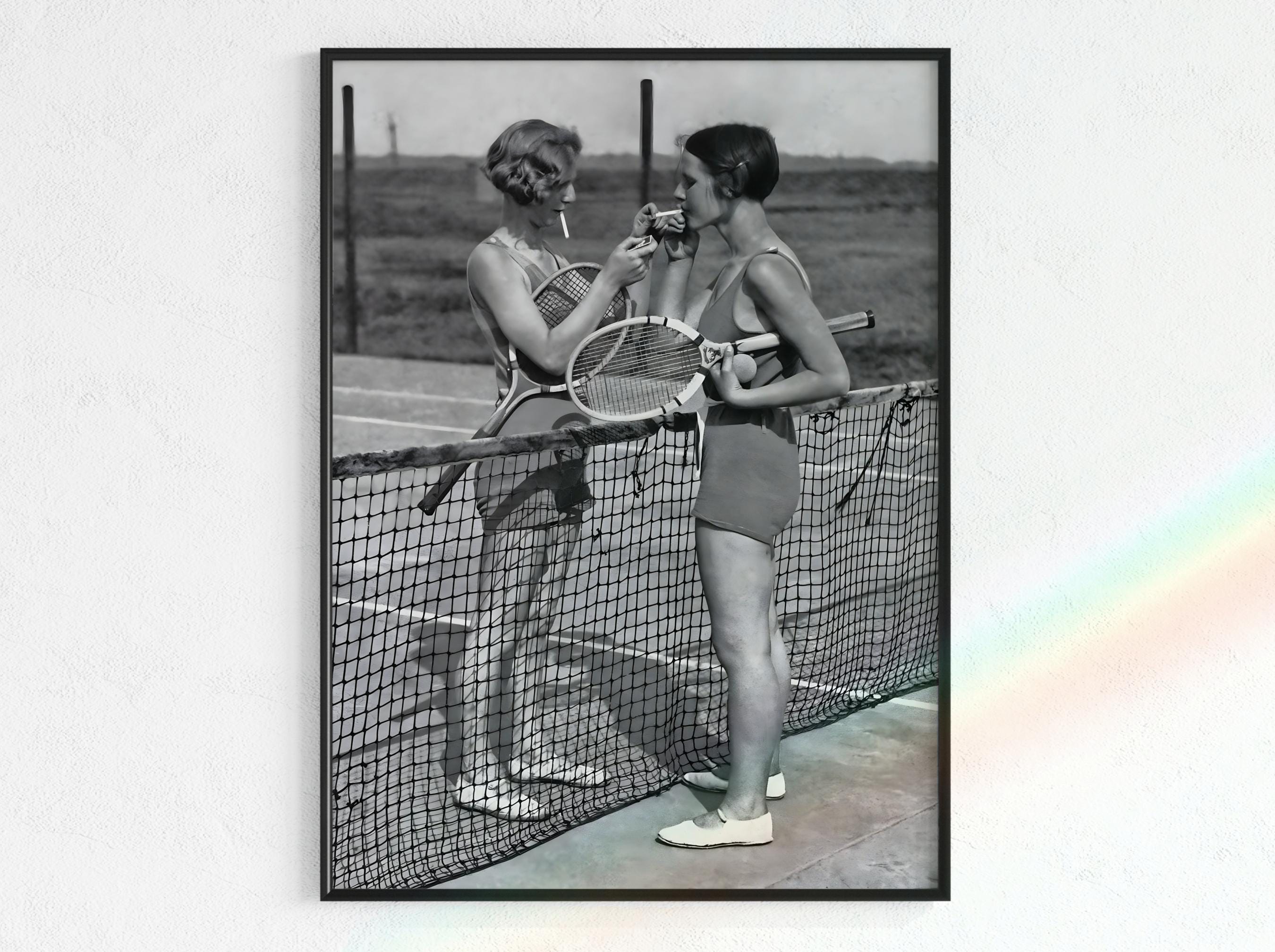 Kobiety i tenis Vintage Photo | Digital Download, czarno-biały, fotografia, kobiety w sporcie, zdjęcie przerwy na papierosa, sztuka przyjaźni, lata 20. XX wieku