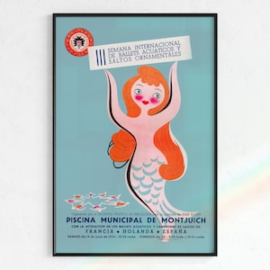 Puede incluir: Cartel vintage con una sirena pelirroja sosteniendo una pancarta con el texto "SEMANA INTERNACIONAL DE BALLETS ACUATICOS Y SALTOS ORNAMENTALES". El cartel, con fondo azul claro, anuncia un evento acuático.
