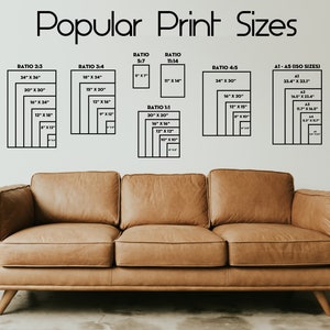 Puede incluir: Una pared blanca con un sof&aacute; de cuero marr&oacute;n delante. La pared tiene un gr&aacute;fico de tama&ntilde;os de impresi&oacute;n populares con diferentes proporciones y medidas en pulgadas. El gr&aacute;fico incluye las siguientes proporciones: 2:3, 3:4, 5:7, 11:14, 4:5 y 1:1. El gr&aacute;fico tambi&eacute;n incluye los tama&ntilde;os ISO est&aacute;ndar: A1, A2, A3, A4 y A5. El gr&aacute;fico est&aacute; etiquetado como "Tama&ntilde;os de impresi&oacute;n populares".