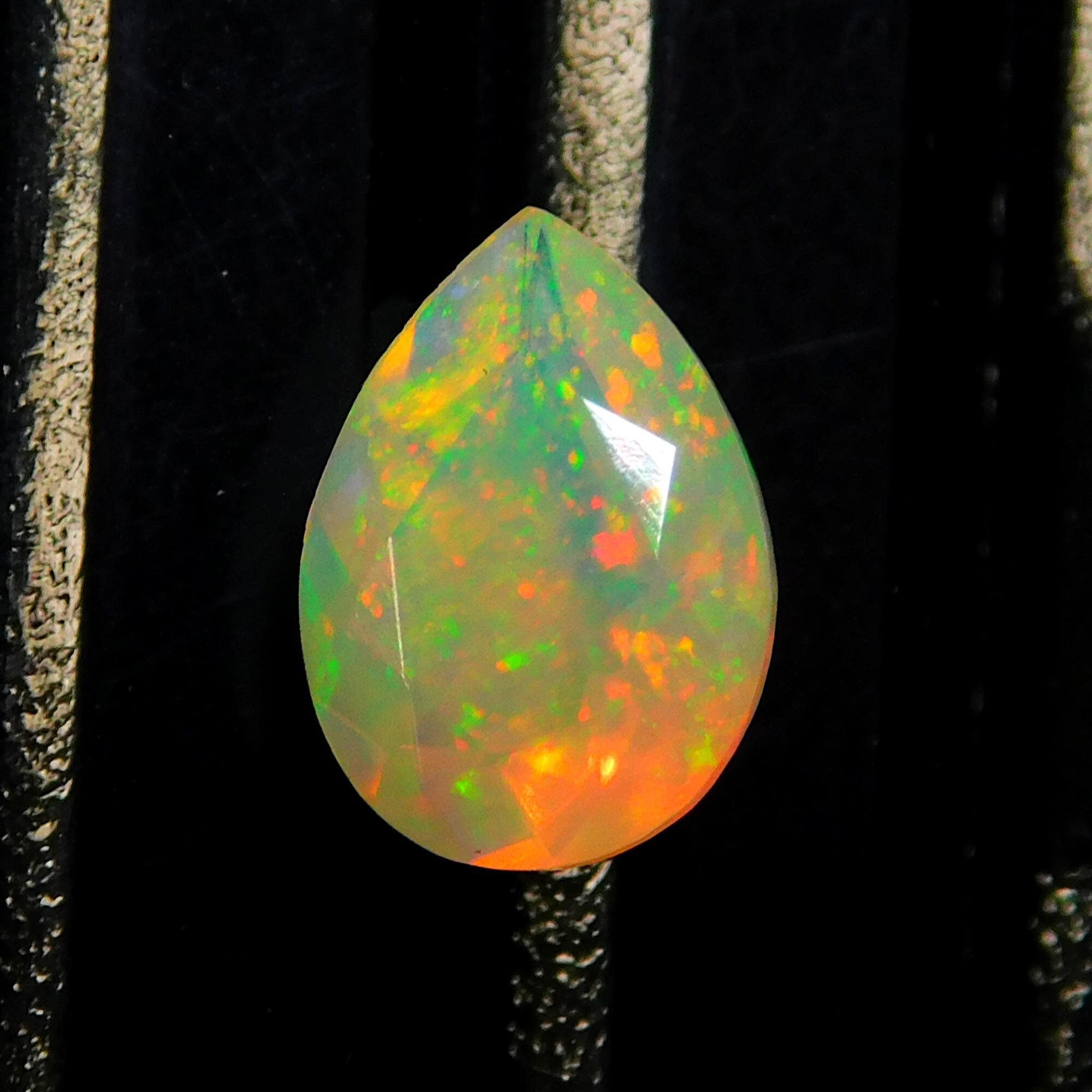 Opale éthiopienne Naturelle – 1,70 Carat, Forme Poire, Effet Arc-en-ciel, Neuf Avec étiquette
