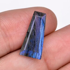 Labradorita facetada: Azul Fuego calibrado, corte elegante (17 x 8 x 4 mm)
