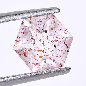 Gefacetteerde Super Seven-kwarts-edelsteen: zeshoek lepidocrocietkristal, 7 x 7 mm