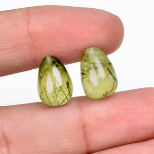 Prehnit Tropfen Cabochon: kalibrierter gefasster Edelstein, 13 x 9 mm