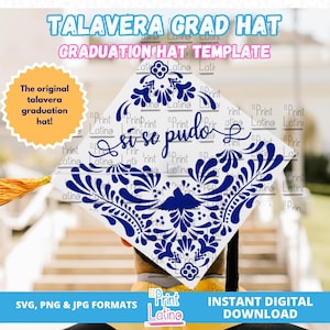 Peut inclure: Un chapeau de graduation blanc avec un motif Talavera bleu et les mots "Sí se pudo." Le chapeau a un gland doré et le texte "Talavera Grad Hat" et "Graduation Hat Template."