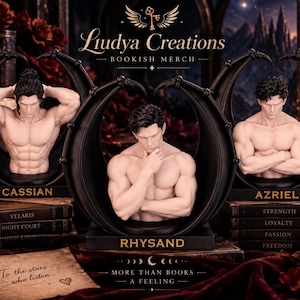 Peut inclure: Trois bustes sculptés de personnages torse nu, chacun encadré par des ailes de chauve-souris noires sur une base rectangulaire. Les figurines sont étiquetées Cassian, Rhysand et Azriel. L'ensemble inclut le texte Liudya Creations et Bookish Merch.