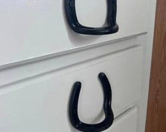Horseshoe drawer pull