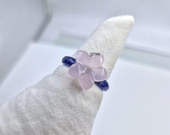 Handgemachter Sodalith handgeschnitzter & Rosenquarz-Blumen-Ring: Polierter Edelstein-Blumen-Ring