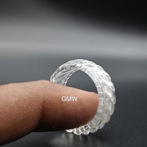 Carved Bergkristall Ring: Handgeschliffener Edelstein