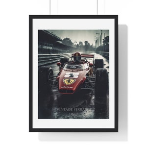 K&ouml;nnte beinhalten: Gerahmter Druck eines Oldtimer-Rennwagens Ferrari 312 von 1967 in einer regnerischen Umgebung. Das rote Auto hat die Nummer 1 und ein Ferrari-Logo. Das Bild enth&auml;lt den Text "FF VINTAGE FERRARI 312 1967".