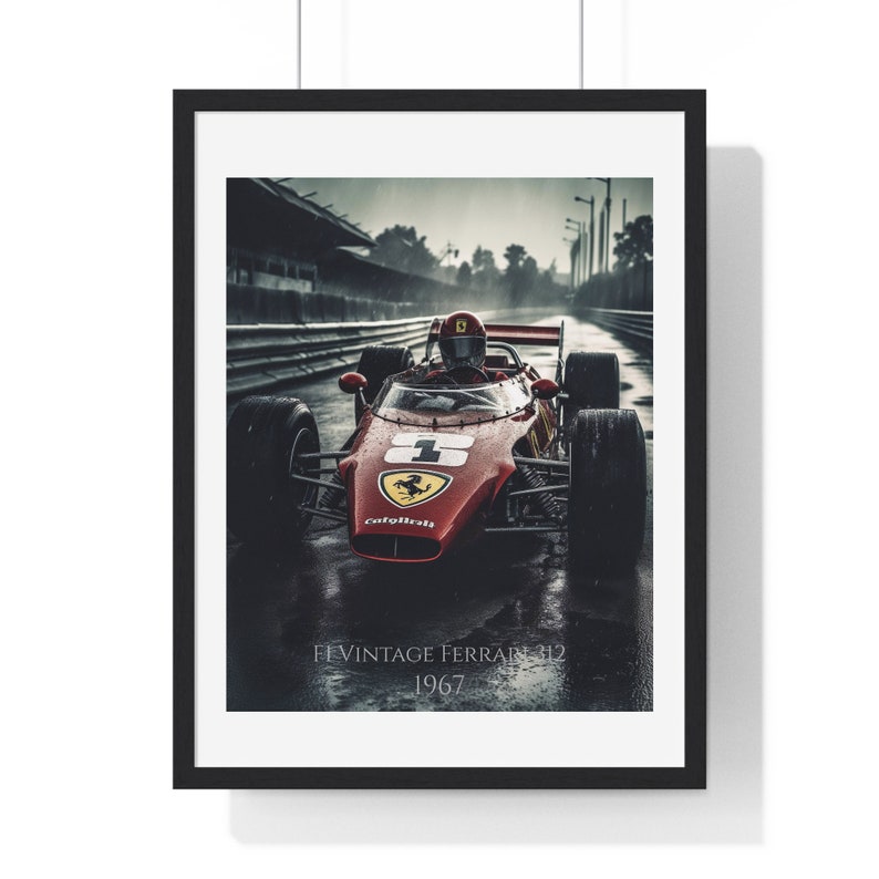 K&ouml;nnte beinhalten: Gerahmter Druck eines Oldtimer-Rennwagens Ferrari 312 von 1967 in einer regnerischen Umgebung. Das rote Auto hat die Nummer 1 und ein Ferrari-Logo. Das Bild enth&auml;lt den Text "FF VINTAGE FERRARI 312 1967".