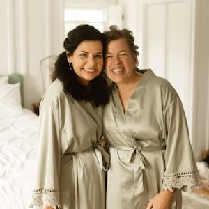 Lace Trim Bridesmaid Robe: Custom Wedding Party Kimono