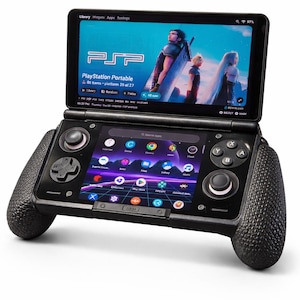 Könnte beinhalten: Schwarze tragbare Spielkonsole mit einem Bildschirm, der "PSP PlayStation Portable" und eine Spielszene anzeigt. Das Gerät hat einen zweiten Bildschirm darunter mit App-Symbolen und strukturierten Griffen. Auf weißem Hintergrund.