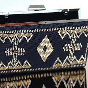 Pochette con perline nere e dorate, borsa da sera fatta a mano con motivo tribale e struttura in metallo