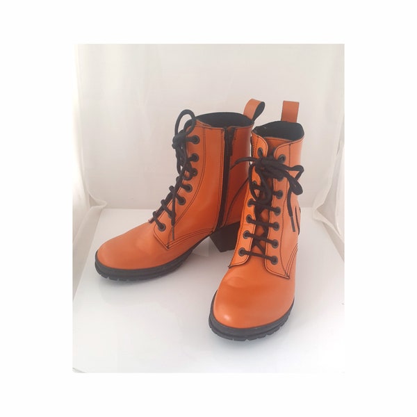 Oranje dames enkellaarsjes met veters en rits. Art shoes