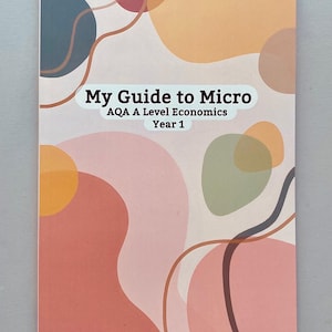 Puede incluir: Un libro de bolsillo titulado "My Guide to Micro" con el subtítulo "AQA A Level Economics Year 1". La portada presenta un diseño abstracto de formas superpuestas en tonos de rosa, naranja y azul, sobre un fondo rosa claro.