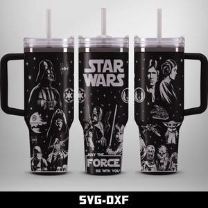 Puede incluir: Un vaso negro y blanco con temática de Star Wars. El vaso presenta personajes como Darth Vader, Yoda y Boba Fett. El texto "Que la fuerza te acompañe" está impreso en el vaso.