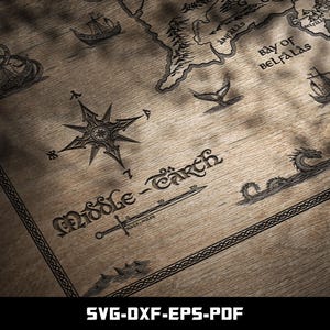 Può includere: Mappa dettagliata della Terra di Mezzo con illustrazioni nautiche, una rosa dei venti e testo. La mappa è incisa su una superficie di legno, con navi, una balena e un drago. Il testo "Middle-Earth" è ben visibile, insieme a "SVG-DXF-EPS-PDF".