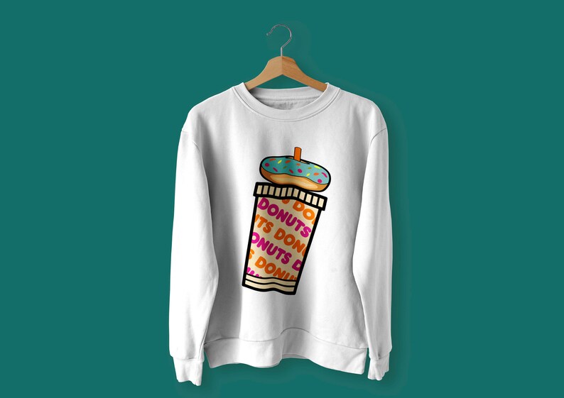K&ouml;nnte beinhalten: Wei&szlig;er Pullover mit einem Motiv eines Donuts auf einem Kaffebecher mit dem Text "DO DONUTS ITS DONUTS DONUTS DO DONUTS" auf dem Becher.
