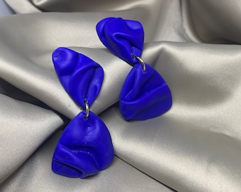 Asymmetrische gerimpelde blauwe oorbellen