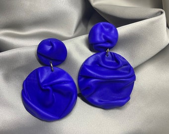 Boucles d'oreilles rondes bleues froissées