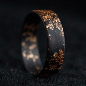 Medium II koolstofring met roségoud – modern en elegant cadeau voor mannen en vrouwen of trouwring jubileumverloving