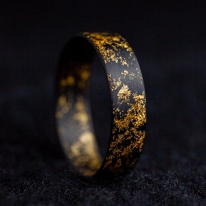Medium II koolstofring met puur goud – modern en elegant cadeau voor mannen en vrouwen of trouwring jubileumverloving