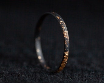 Dünner Ring aus Karbon & Roségold - 2 mm, für einen stilvollen und schlanken Auftritt. Schwarzer minimalistischer Unisex-Schmuck.