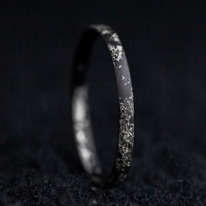 Dunne koolstofring met platina – modern en elegant cadeau voor mannen en vrouwen of trouwring jubileum, ongebruikelijke ring