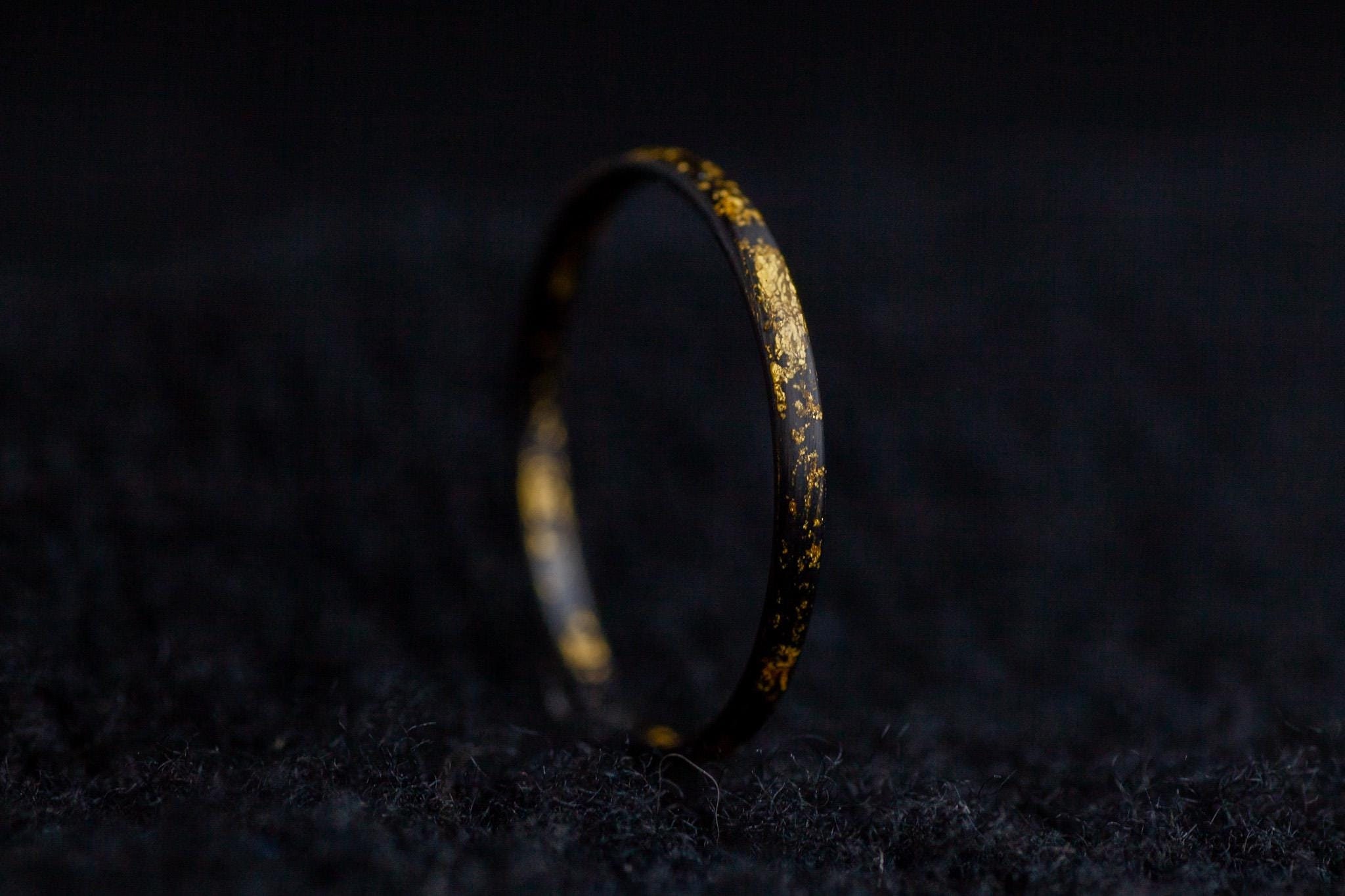 Thin Carbon Ring with Pure Gold – Modern and Elegant Gift for Men and Women or Anniversary Engagement Wedding Band