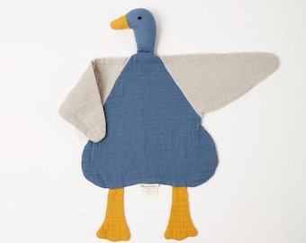 Organic Muslin Duck Toy – Soft Cuddly Baby Toy in Dusty Rose, Grasping Toy for Newborns, First Gift Idea