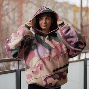 Op de afbeelding: Een set van drie keramische mokken met een gespikkelde, matte afwerking. Elke mok heeft een andere kleur: lichtblauw, crème en grijs. De mokken hebben een eenvoudig, modern ontwerp met een afgeronde vorm en een comfortabele handgreep.