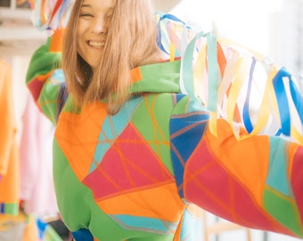 Felpa con cappuccio patchwork riciclato: streetwear con arte astratta (taglia S/M)