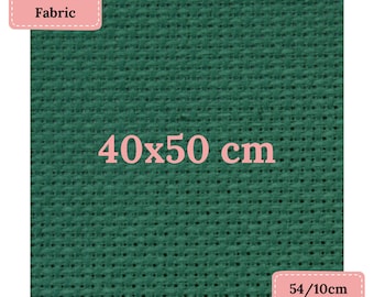 Op de afbeelding: Donkergroene kruissteekstof, 40x50 cm, met een weefsel van 14 count. De labels tonen "Cross Stitch Fabric" en "54/10cm (14 ct)" in roze vakken. Ideaal voor borduurprojecten.