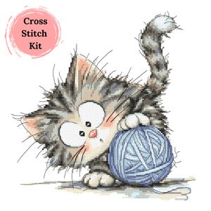 Può includere: Kit per punto croce con un gatto dei cartoni animati con grandi occhi, che tiene in mano un gomitolo di lana blu. Il gatto è grigio e bianco con dettagli rosa. Le parole "Cross Stitch Kit" sono in un cerchio rosa.