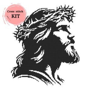 Puede incluir: Kit de punto de cruz en blanco y negro con el perfil de una figura con una corona de espinas. El diseño es pixelado. Las palabras "Cross stitch KIT" están en un círculo rosa en la esquina superior izquierda.