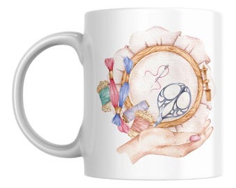 Caneca de cerâmica branca com acessórios para bordado, copo funcional e decorativo para entusiastas de artesanato, copo prático para amantes de bordado