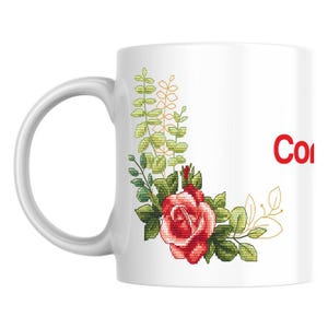 Biały kubek z haftowanym krzyżykiem przedstawiającym różę, elegancki ceramiczny kubek na poranną kawę, idealny ręcznie robiony prezent dla miłośników haftu,