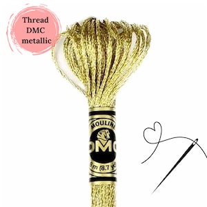 Op de afbeelding: Een streng metallic goudkleurig DMC-garen. Het etiket luidt "MOULINE DMC" en "8 m (8,7 yds)". Een roze cirkel met de tekst "Thread DMC metallic" staat linksboven. Een zwart-wit illustratie van naald en draad staat rechts.